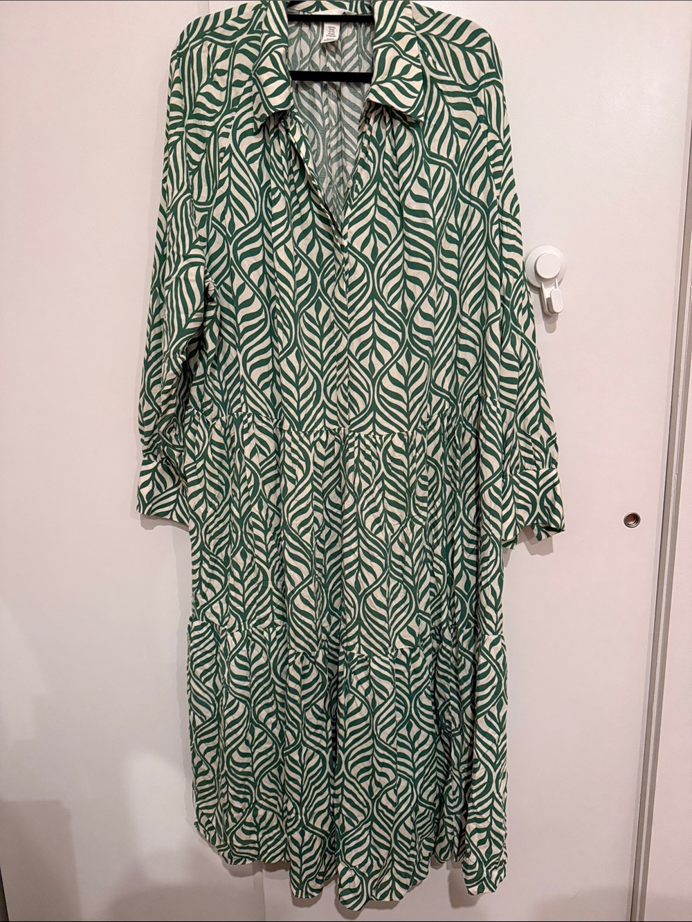 H&M Green and Cream Leaf-Print Button-Front Long Sleeve Dress